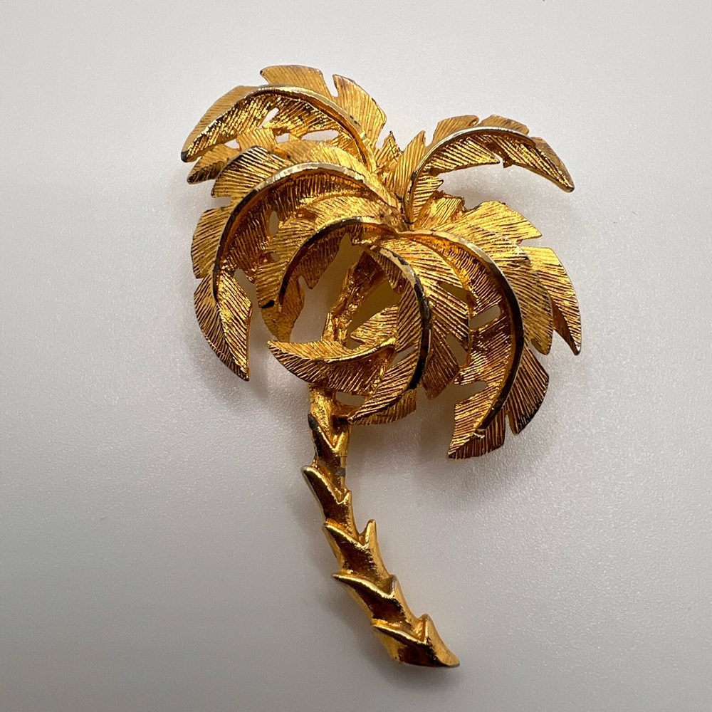 Vintage Goldtone brooch Palm Coconut Tree Figural Unsigned Beauty